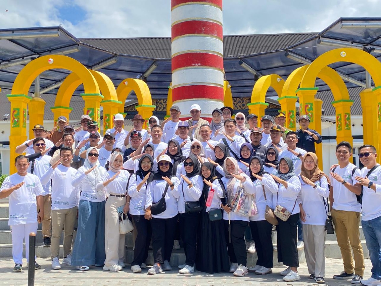 STKIP Muhammadiyah Sungai Penuh bekerja sama dengan Pemerintah Kota Sungai Penuh melaksanakan program aksi nyata bertajuk 'Gerakan Bersih Kota' sebagai bentuk pengabdian kepada masyarakat dan upaya membangun kesadaran lingkungan.