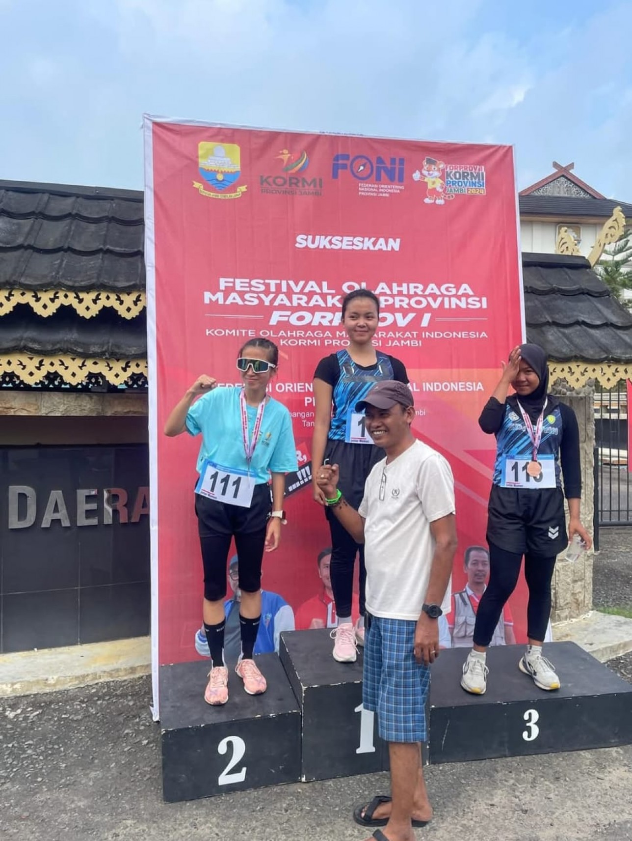 Exsa Sintya, mahasiswi Program Studi Pendidikan Olahraga, berhasil meraih prestasi gemilang dengan memperoleh penghargaan Peserta Wanita Terbaik II pada ajang Indonesian Open Championship and ASEAN O-Meeting 2023