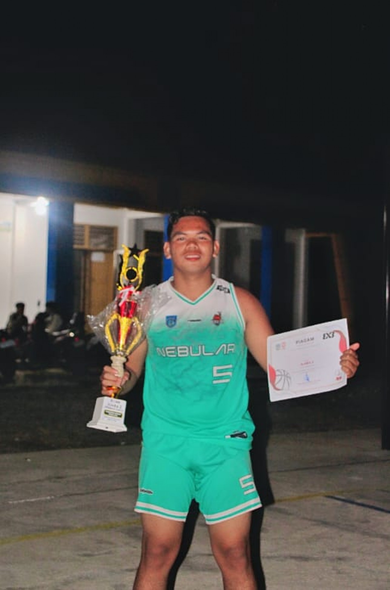 Taufik Hidayat, mahasiswa Program Studi Pendidikan Olahraga STKIP Muhammadiyah Sungai Penuh, berhasil menorehkan prestasi membanggakan dengan meraih Juara II dalam cabang olahraga Bola Basket pada ajang kompetisi tingkat Kabupaten Kerinci.
