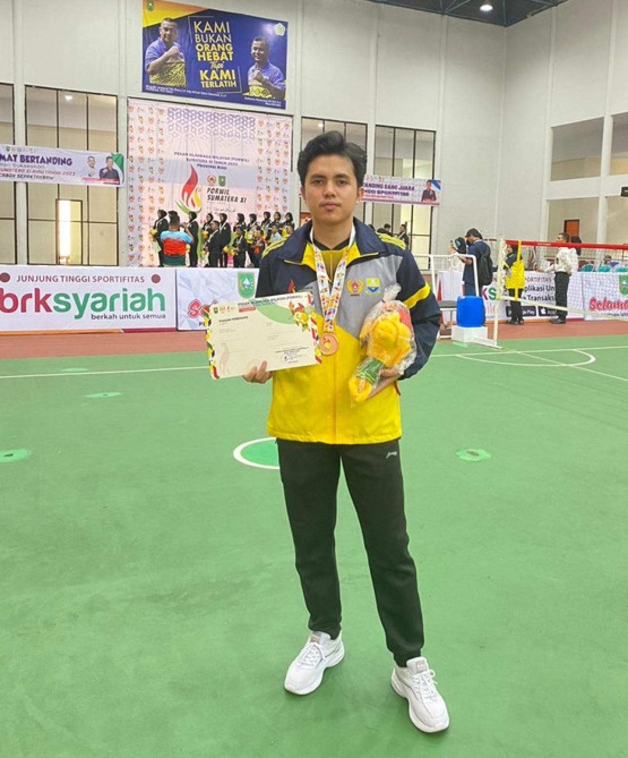 Mohd. Fadel Putra, mahasiswa Program Studi Pendidikan Olahraga STKIP Muhammadiyah Sungai Penuh, berhasil meraih Juara III pada ajang Pra-Pekan Olahraga Nasional (Pra-PON) Wilayah Sumatera.